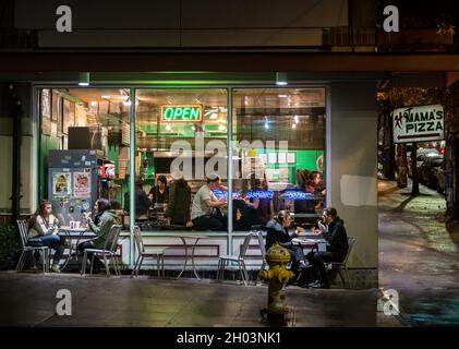 Seattle, WA, Vereinigte Staaten von Amerika - berühmte Pizzeria in Capitol Hill, einem der beliebtesten Nachtleben- und Unterhaltungsviertel der Stadt. Stockfoto