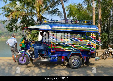 Luang Phrabang, Laos - 4. Februar 2020. Tuk Tuk wartet auf Touristen in Luang Phrabang, Laos. Die Stadt war bis 1975 die Hauptstadt des Königreichs Laos. Stockfoto