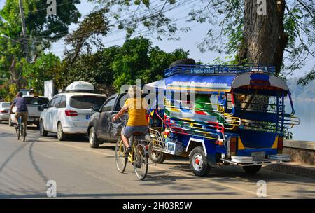 Luang Phrabang, Laos - 4. Februar 2020. Tuk Tuk wartet auf Touristen in Luang Phrabang, Laos. Die Stadt war bis 1975 die Hauptstadt des Königreichs Laos. Stockfoto