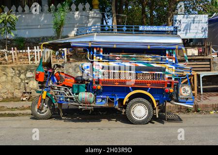 Luang Phrabang, Laos - 4. Februar 2020. Tuk Tuk wartet auf Touristen in Luang Phrabang, Laos. Die Stadt war bis 1975 die Hauptstadt des Königreichs Laos. Stockfoto