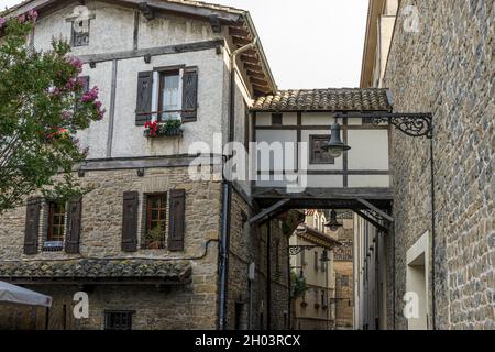 Fassade eines mittelalterlichen Gebäudes im Zentrum von Pamplona, ​​medieval Steinstraßen, typische und touristische Gasse der Stadt. Navarra Spanien Stockfoto