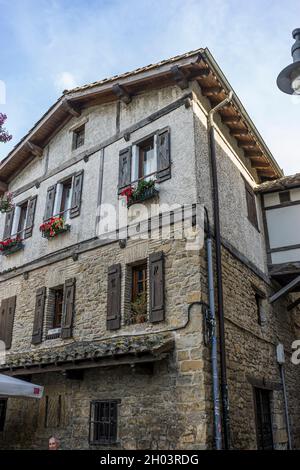 Fassade eines mittelalterlichen Gebäudes im Zentrum von Pamplona, ​​medieval Steinstraßen, typische und touristische Gasse der Stadt. Navarra Spanien Stockfoto