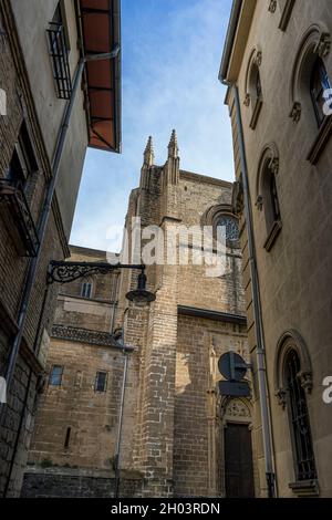 Fassade eines mittelalterlichen Gebäudes im Zentrum von Pamplona, ​​medieval Steinstraßen, typische und touristische Gasse der Stadt. Navarra Spanien Stockfoto