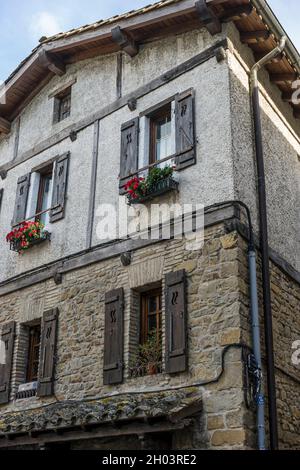 Fassade eines mittelalterlichen Gebäudes im Zentrum von Pamplona, ​​medieval Steinstraßen, typische und touristische Gasse der Stadt. Navarra Spanien Stockfoto