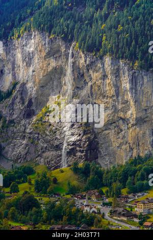 Blick auf die Staubbachfälle, die von einer hohen Klippe beim Dorf Lauterbrunnen, Berner Oberland, Kanton Bern, Schweiz, fallen. Der Staubbachfall ist der Thir Stockfoto