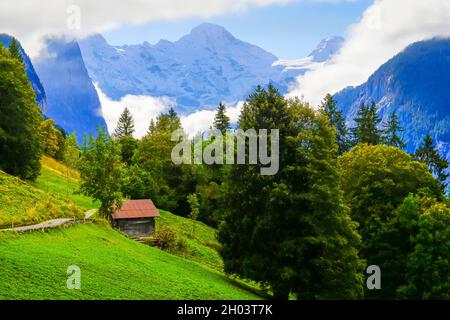 Alpine Landscape by Lauterbrunnen Village, Interlaken-Oberhasli, Berner Oberland, Kanton Bern, Schweiz. Stockfoto