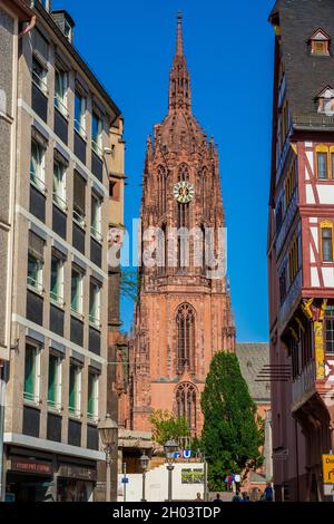 Herrliche Aussicht auf den Turm des berühmten historischen Kaiserdoms St. Bartholomäus zwischen Gebäuden in der Altstadt von Frankfurt, Deutschland... Stockfoto