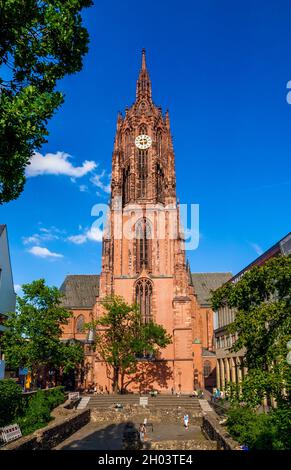 Unverbauter Blick auf den Turm der berühmten historischen Kaiserdom von St. Bartholomäus mit ehemaligen Archäologischen Garten vor vor dem... Stockfoto