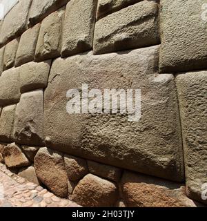 Zwölf Winkel Stein, schöne schmale Straße und Gebäude Wand im Zentrum von Cusco oder Cuzco Stadt, Peru Stockfoto