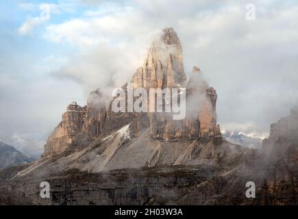 Morgenansicht von drei Zinnen oder Tre Cime di Lavaredo mit schönem bewölktem Himmel, Sextener Dolomiten oder Dolomiti di Sexten, Südtirol, Dolomitenberg Stockfoto