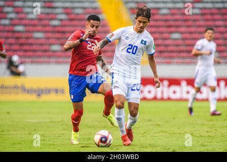 SAN JOSE, Costa Rica: Ronald Matarrita (L) und Enrico Dueñas (R) in Aktion während des Costa Rica-Sieges 2-1 über El Salvador im CONCACAF FIFA WOR Stockfoto