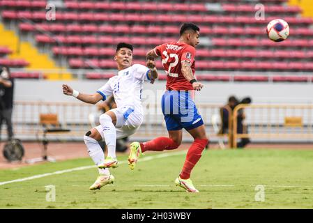 SAN JOSE, Costa Rica: Bryan Tamacas (L) und Ronald Matarrita (R) in Aktion während des Costa Rica-Sieges 2-1 über El Salvador in der CONCACAF FIFA WOR Stockfoto