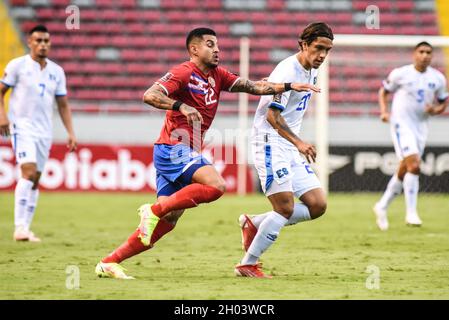 SAN JOSE, Costa Rica: Ronald Matarrita (L) und Enrico Dueñas (R) in Aktion während des Costa Rica-Sieges 2-1 über El Salvador im CONCACAF FIFA WOR Stockfoto