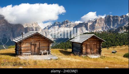 Kleine Holzhütte in den dolomitengebirgen, italienische dolomiten, Italien Stockfoto