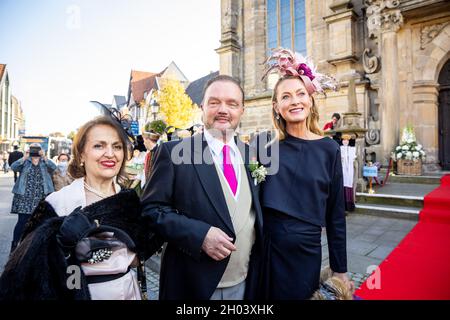 09. Oktober 2021, Niedersachsen, Bückeburg: Prinz Alexander zu Schaumburg-Lippe kommt zu seiner Kirchenhochzeit mit Prinzessin Mahkameh (nicht abgebildet) zusammen mit der Mutter der Braut Shahrzad Akhavan (l.) und seiner ersten Ex-Frau und Ehrenmädin, Lilly Prinzessin zu Sayn-Wittgenstein-Berleburg (r.), in der Stadtkirche Bückeburg an. Foto: Moritz Frankenberg/dpa Stockfoto