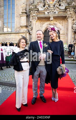 09. Oktober 2021, Niedersachsen, Bückeburg: Prinz Alexander zu Schaumburg-Lippe kommt zu seiner Kirchenhochzeit mit Prinzessin Mahkameh (nicht abgebildet) zusammen mit der Mutter der Braut Shahrzad Akhavan (l.) und seiner ersten Ex-Frau und Ehrenmädin, Lilly Prinzessin zu Sayn-Wittgenstein-Berleburg (r.), in der Stadtkirche Bückeburg an. Foto: Moritz Frankenberg/dpa Stockfoto