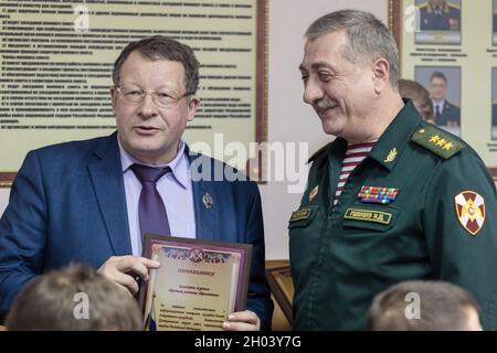 21. Februar 2019, Moskau, Russland: General Igor Gollojew (rechts), Kommandeur des Zentralbezirks von Rosgvardia, verleiht einen Vertreter der Zeitschrift ''Military Review Bulletin''. Jedes Jahr, am Vorabend des Vaterlandstags, hält die Moskauer Journalistenvereinigung den traditionellen ''Kampfalarm für Journalisten'' ab. 2019 fand das Treffen in einem anderen Format statt. Generaloberst Igor Gollojew, Kommandeur des Zentralbezirks der Nationalgarde der Russischen Föderation, empfing Journalisten und Leiter der Militärmedien. (Bild: © Mihail Siergiejevicz/SOPA Stockfoto