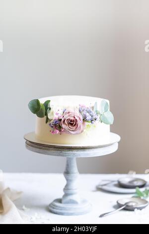 Hausgemachter Kuchen mit weißer Creme und Blumen Stockfoto