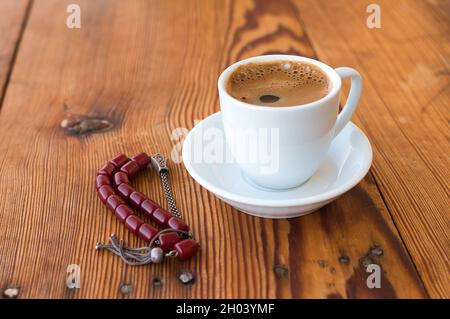 Traditioneller, handgemachter Kaffee auf einem Holztisch Stockfoto