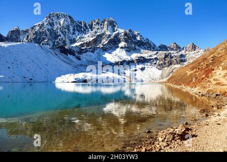 Dudh pokhari Gokyo See und Phari Lapche Gipfel - Gokyo - Weg zum Cho Oyu Basislager - Nepal Stockfoto