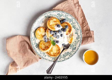 Schön servierten Tisch zum Frühstück mit vielen Köstlichkeiten, Käse, Salami, Gebäck, Orangensaft, Tee und Kaffee. Stockfoto