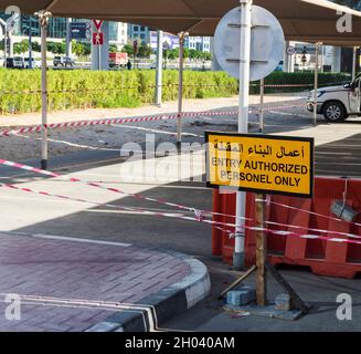 Warnung Seufzer in Englisch und Arabisch Stockfoto