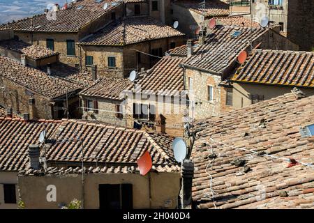 Die mittelalterliche Stadt Volterra in der Toskana Italien. Nahaufnahme der Dächer Stockfoto