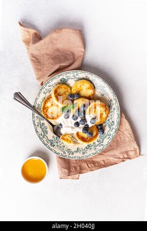 Hausgemachte Käsekuchen aus frischem Hüttenkäse zum Frühstück Stockfoto