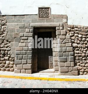 Zwölf Winkel Stein, schöne schmale Straße und Gebäude Wand im Zentrum von Cusco oder Cuzco Stadt, Peru Stockfoto