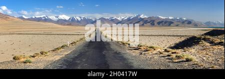 Pamir Autobahn oder pamirskij trakt in der Nähe von Karakul Dorf und See. Landschaft um Pamir Autobahn M41 internationale Straße, Pamir Berge in Tadschikistan Stockfoto