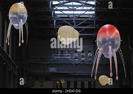 Tate Modern, London, Großbritannien. Oktober 2021. In der neuen Installation „in Love with the World“ sind schwimmende Maschinen, die sogenannten Aerobes, zu sehen. Die Künstlerin Anicka Yi hat ihr bisher größtes und ambitioniertestes Projekt in der Turbinenhalle der Tate Modern für die renommierte Hyundai-Kommission realisiert. Die Arbeiten werden vom 12. Oktober 2021 bis zum 16. Januar 2022 in der Tate ausgestellt. Kredit: Imageplotter/Alamy Live Nachrichten Stockfoto