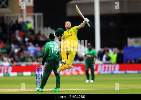 Nottingham, Großbritannien. Juni 2019. Der australische Cricket-Spieler David Warner (Mitte) feiert 150 Läufe während des 26. Spiels, der ICC (International Cricket Conference) Cricket World Cup zwischen Bangladesch und Australien in Nottingham in England.Australien gewann mit 48 Läufen. (Foto von MD Manik/SOPA Images/Sipa USA) Quelle: SIPA USA/Alamy Live News Stockfoto