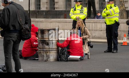 London, Großbritannien. Oktober 2021. Greenpeace-Aktivisten protestieren gegen den Cambo-Ölblock Whitehall vor der Downing Street London Credit: Ian Davidson/Alamy Live News Stockfoto