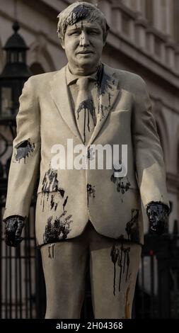 London, Großbritannien. Oktober 2021. Greenpeace-Aktivisten protestieren gegen den Cambo-Ölblock Whitehall vor der Downing Street London Credit: Ian Davidson/Alamy Live News Stockfoto