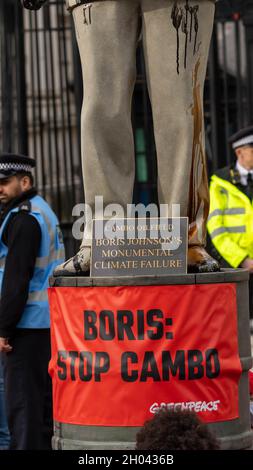 London, Großbritannien. Oktober 2021. Greenpeace-Aktivisten protestieren gegen den Cambo-Ölblock Whitehall vor der Downing Street London Credit: Ian Davidson/Alamy Live News Stockfoto