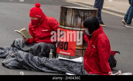 London, Großbritannien. Oktober 2021. Greenpeace-Aktivisten protestieren gegen den Cambo-Ölblock Whitehall vor der Downing Street London Credit: Ian Davidson/Alamy Live News Stockfoto