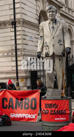 London, Großbritannien. Oktober 2021. Greenpeace-Aktivisten protestieren gegen den Cambo-Ölblock Whitehall vor der Downing Street London Credit: Ian Davidson/Alamy Live News Stockfoto