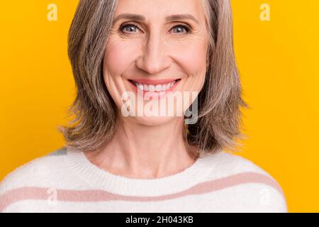 Abgeschnitten Foto von schönen weißen Frisur ältere Dame tragen Pullover isoliert auf gelbem Hintergrund Stockfoto