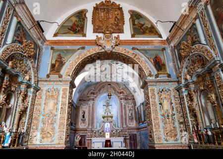 Altar der katholischen Kirche Igreja de Nossa Senhora dos Remédios in Castro Verde, Portugal, Europa Stockfoto