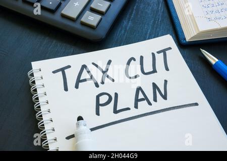 Tax Cut Plan handgeschrieben auf dem Stück Papier. Stockfoto