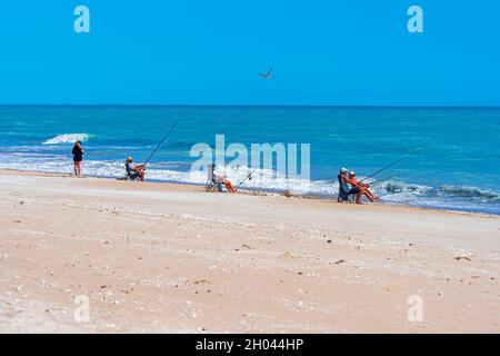 Fischer fischen vom Sessel am Strand, Eighty Mile Beach, Western Australia, WA, Australien Stockfoto