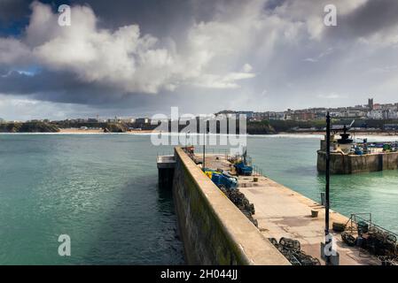 Der Eingang zum funktionierenden Newquay Harbour in Newquay in Cornwall. Stockfoto