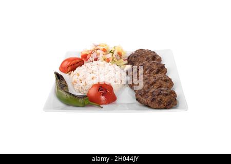 Fleischbällchen Kebab, griiled Fleischbällchen mit Gemüse, Reis in einem Porzellan Servierteller auf weißem Hintergrund. Izgara kofte, kofte Kebap türkischen Fleischbällchen Stockfoto