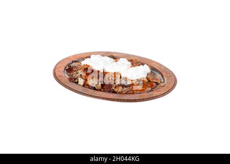 Traditioneller türkischer iskender Kebab in Kupferplatte mit Joghurt. iskender auf weißem Hintergrund. Stockfoto