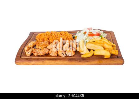 Türkischer Hähnchenspieß. Mit Gemüse, frittierten Pommes, Bulgur in einem hölzernen Servierteller auf weißem Hintergrund. Tavuk sis, Tavuk Kebap Stockfoto