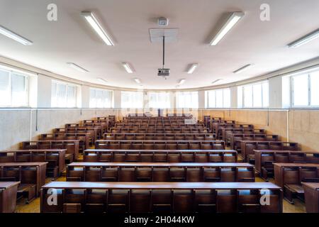 Großer, leerer Saal mit Overheadprojektor Stockfoto