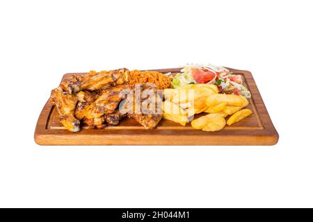 Türkischer Hähnchenkebab. Mit Gemüse, frittierten Pommes, Bulgur in einem hölzernen Servierteller auf weißem Hintergrund. Tavuk pirzola, Tavuk Kebap. Stockfoto