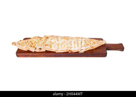 Pide, Käse Pide, Kasarli Pide. Türkisches Pide mit Käse. Türkische Pizza, Käse-Pita auf weißem Hintergrund. Pita Stockfoto