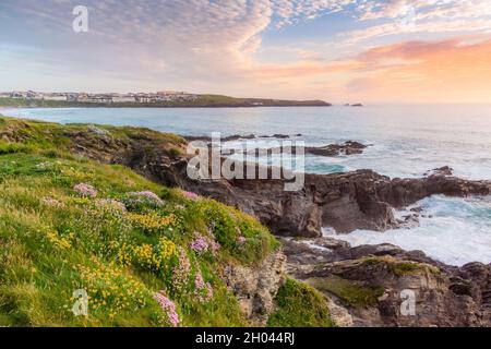 Abendlicht über der Fistral Bay an der Küste von Newquay in Cornwall. Stockfoto