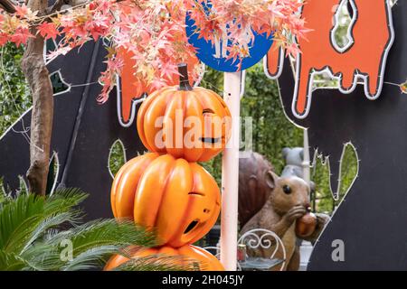 Halloween Straßendekoration außerhalb eines Ladens mit vielen schrecklichen und lustigen Objekten. Stockfoto